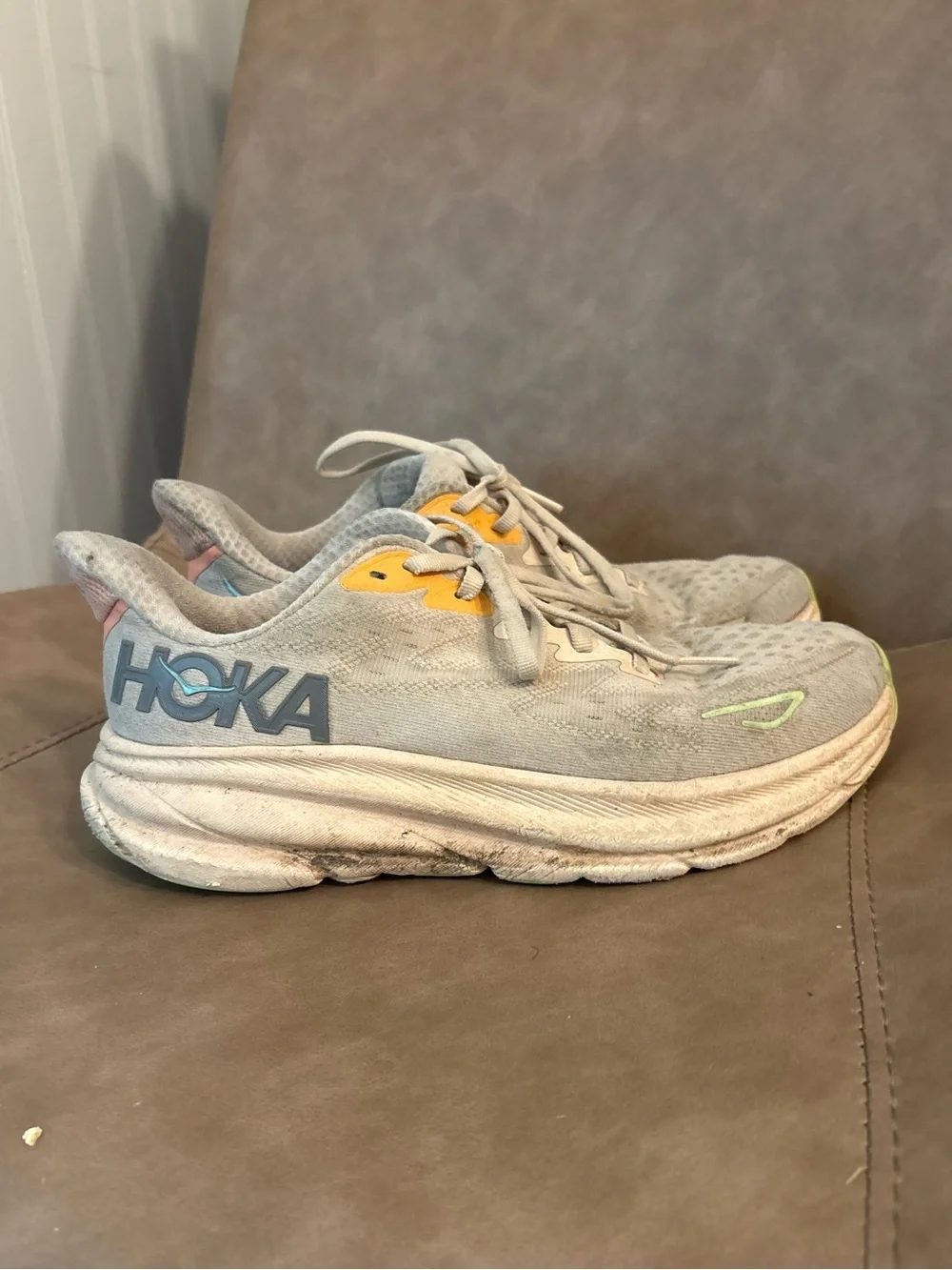 Hoka Clifton 9 cream peach comfortable walking running shoes size 7B